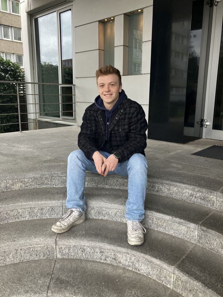 Karl Kirschbaum sitzt auf der Eingangstreppe der Karl-Arnold-Stiftung