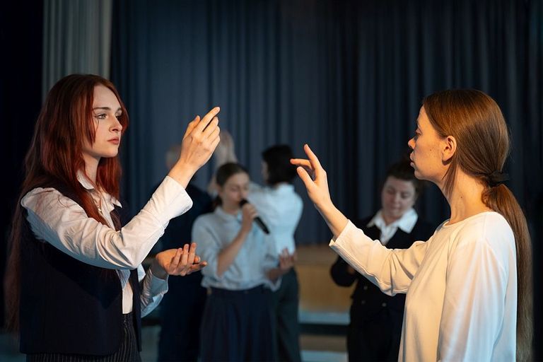 Mehrere Frauen in einer szenischen Darstellung