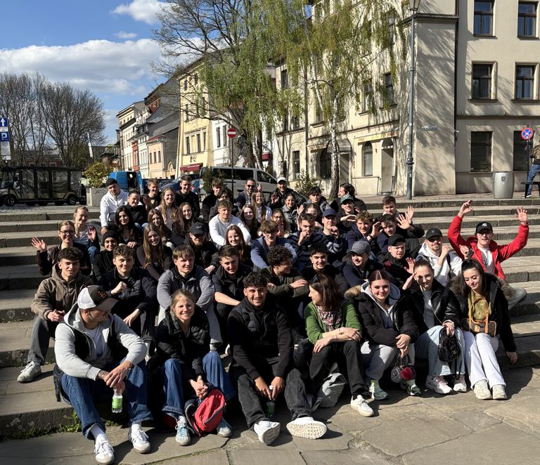 Gruppenbild vor der alten Synagoge in Krakau