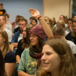 Junge Frau meldet sich in Gruppe