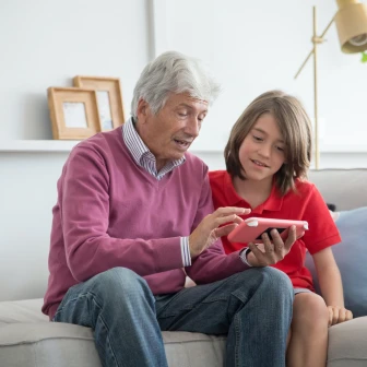 Jung und Alt zusammen am Handy