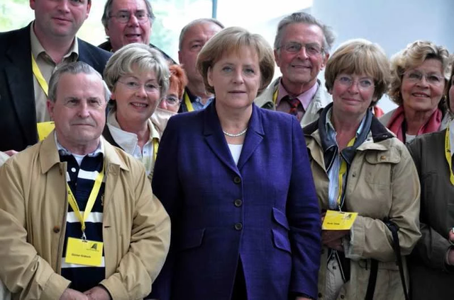 Seminarsituation 2000er Jahre, Gruppenfoto der Teilnehmenden mit Bundeskanzlerin a.D. Angela Merkel im Kanzleramt Berlin