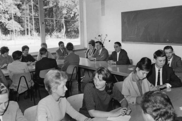 Schwarzweißfoto, Blick in ein Seminar 1960