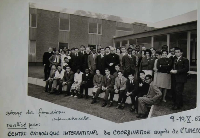 Schwarzweißfoto 1962 Tagungsgruppe der UNESCO im Gästebuch der Karl-Arnold-Bildungsstätte 