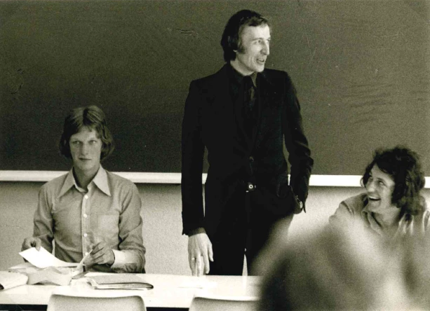 Schwarzweißfoto 1970, drei männliche Personen der Schülerunion in einer Seminarsituation
