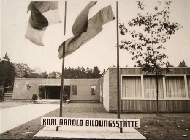 Schwarzweißfoto 1962 Blick auf den Eingangsbereich der Karl-Arnold-Bildungsstätte in Bad Godesberg