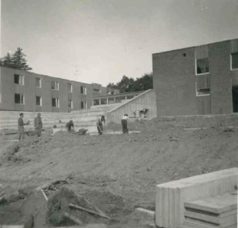 Schwarzweißfoto mit Blick auf den Bau der Karl-Arnold-Bildungsstätte in Bad Godesberg 1960