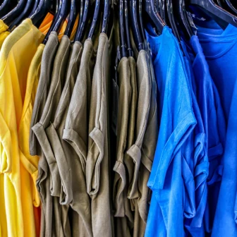 Kleidung an Stangen