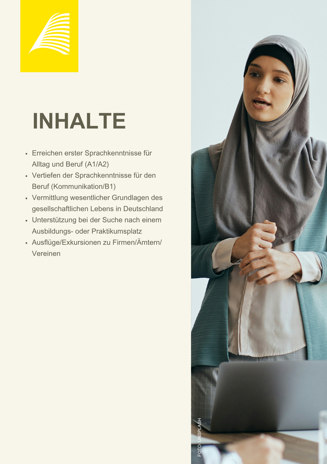 Frau mit Hijab hält Vortrag über gesellschaftliche Themen auf Informationsposter.