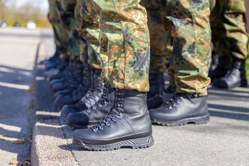Detailaufnahme von Bundeswehruniform-Hosen und entsprechendem Schuhwerk