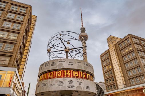 Blick auf die Weltzeituhr am Alexanderplatz in Berlin