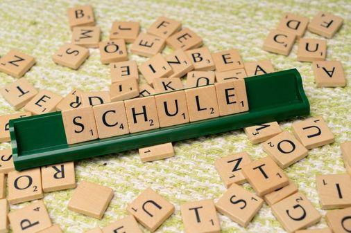 Das Wort Schule ist mit Scrabble-Buchstaben zusammengesetzt