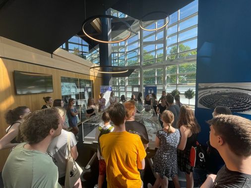 Gruppe von jungen Menschen im Foyer des EU Parlaments in Straßburg
