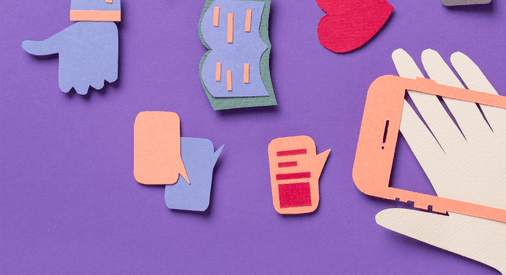 Smartphone mit Social-Media-Icons und digitalen Grafikelementen