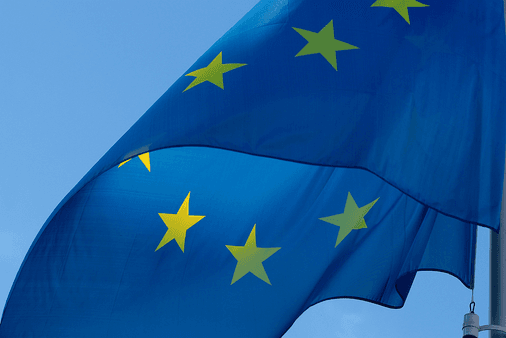 Ausschnitt der Flagge der Europäischen Union vor einem blauen Hintergrund